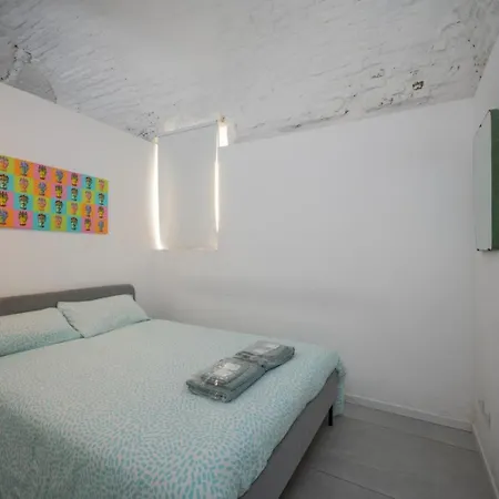 Paloma - Position In Apartment