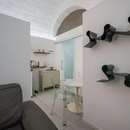 Paloma - Position In Apartment Parma